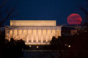 Super moon rising over the Lincoln Memorial. Courtesy of Wikimedia Commons.